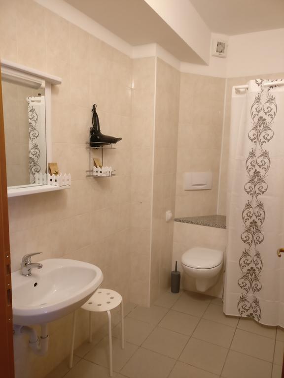 Garnì Al Laghet Hotell Tenno Exteriör bild