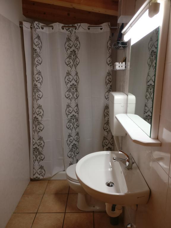 Garnì Al Laghet Hotell Tenno Exteriör bild